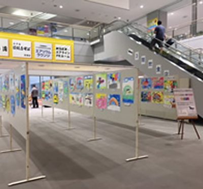 下山小学校1年生による「未来の空港」「夢の空港」絵画展開催中♪